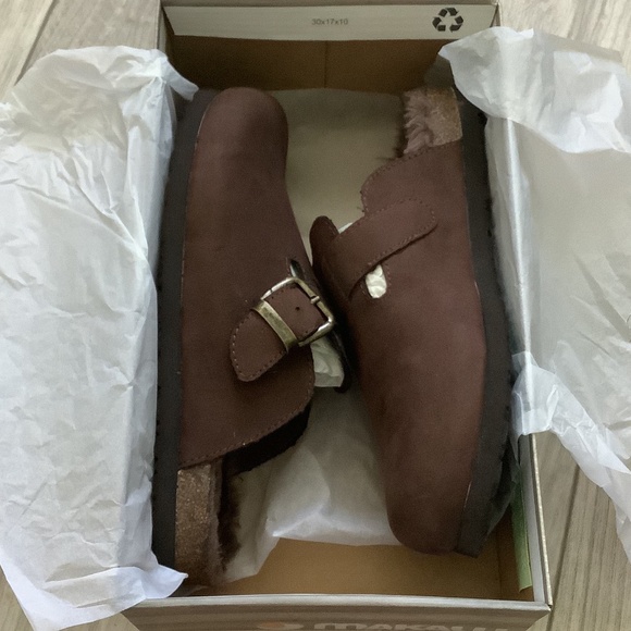 New in box brown clogs - Picture 2 of 3